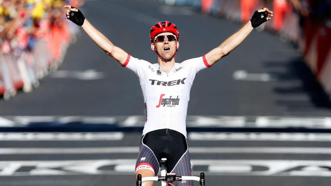 Bauke Mollema gaat als eerste over de finish tijdens de vijftiende etappe van de Tour de France