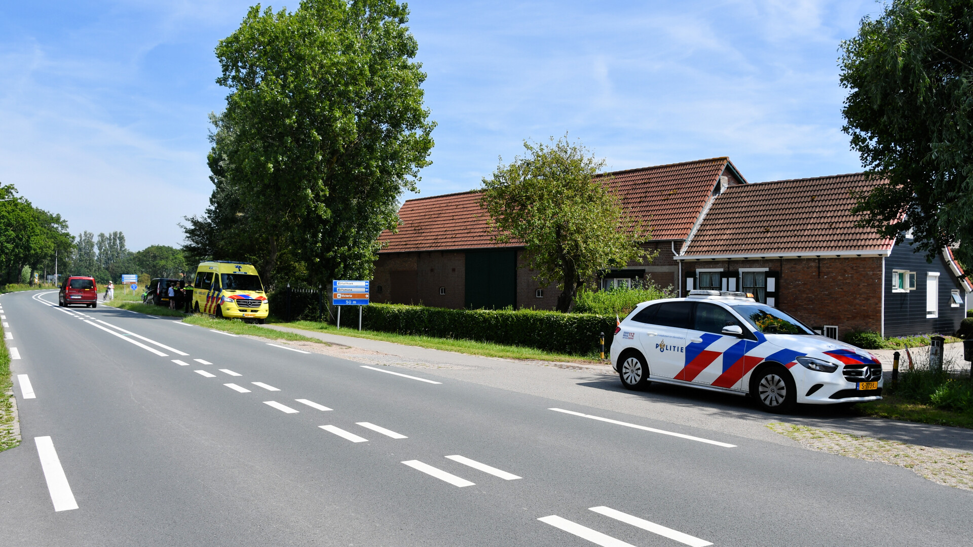 Fietser met spoed naar ziekenhuis na aanrijding bij Oostkapelle