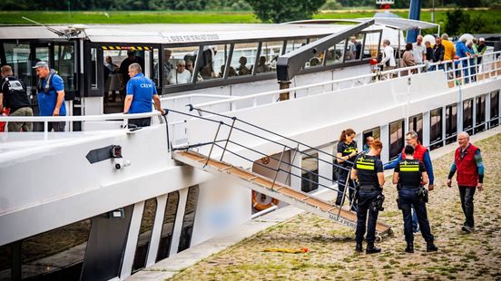 Vrouw valt van loopplank, scheepskok springt in rivier om haar te redden