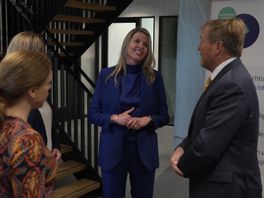 Koning Willem-Alexander bezoekt centrum voor partnergeweld en kindermishandeling