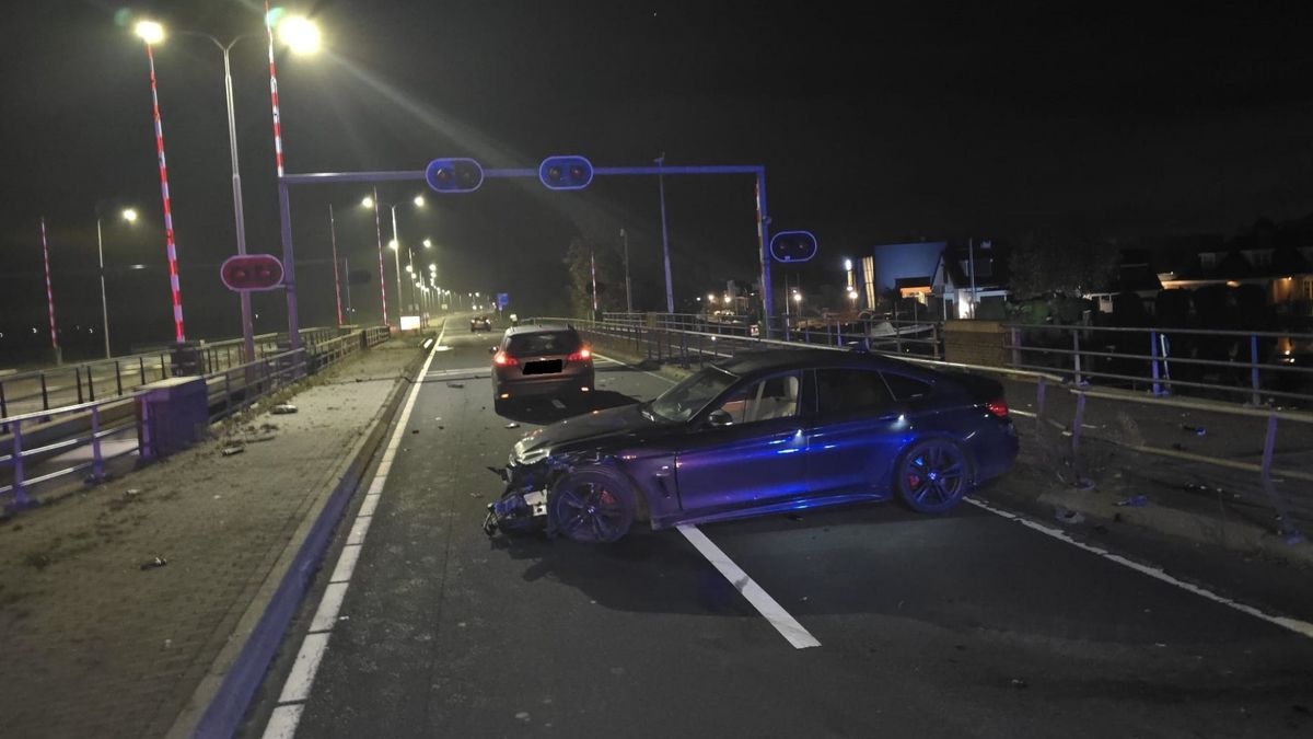 Beschonken bestuurder veroorzaakt ongeluk met drie auto's op brug