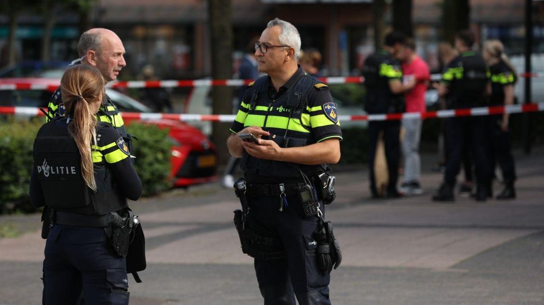 Politie op straat na de schietpartij in Beuningen.