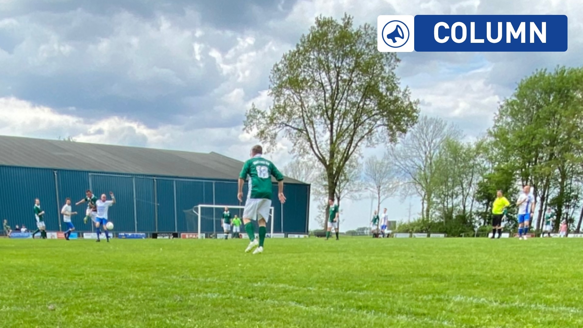 Een spelmoment tijdens een wedstrijd van VVSV'09 op sportpark De Kley in Ulrum