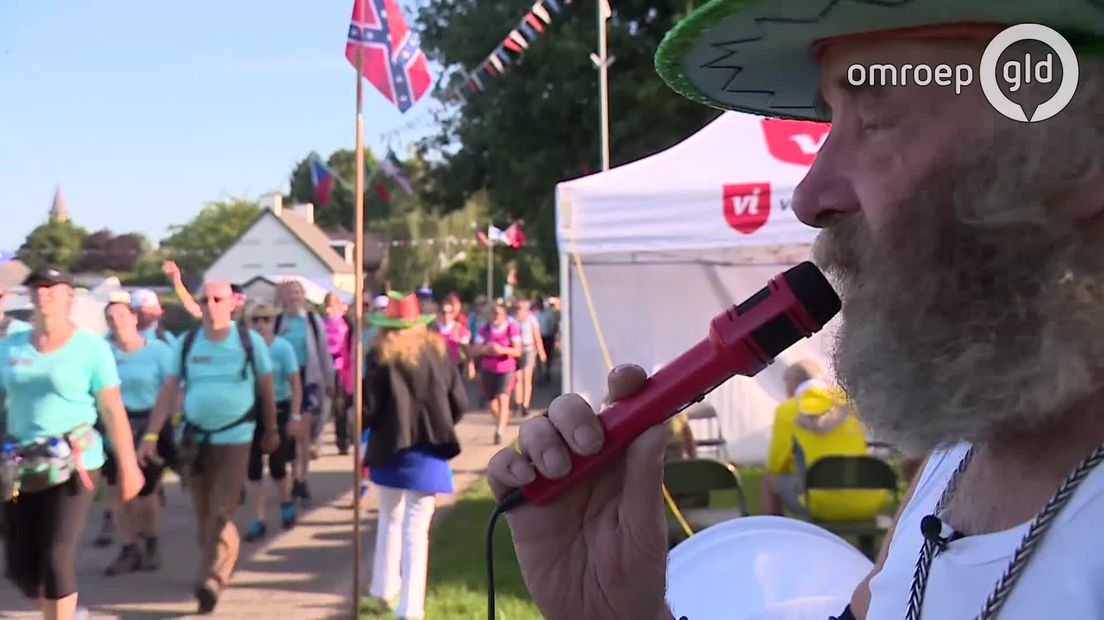 Je kúnt ze niet missen, Vierdaagsefans Sonny en Rietje met hun grote blauwe bus. Vrolijk uitgedost staan ze met vlaggen en muziek de wandelaars aan te moedigen in Overasselt. Ze kwamen elkaar pas later in het leven tegen en beleven nu samen hun tweede jeugd.