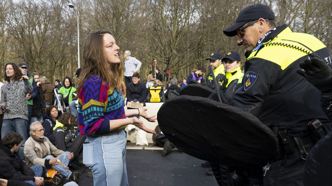 Sinds 12.00 uur is de Utrechtsebaan geblokkeerd