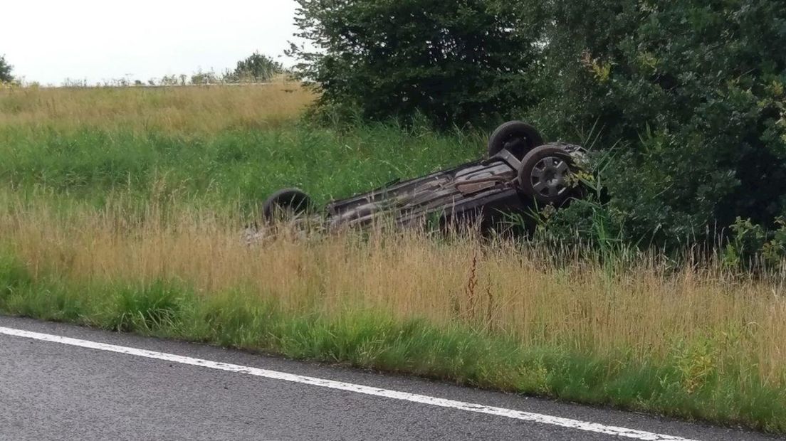 Auto over de kop op A32 bij Steenwijk