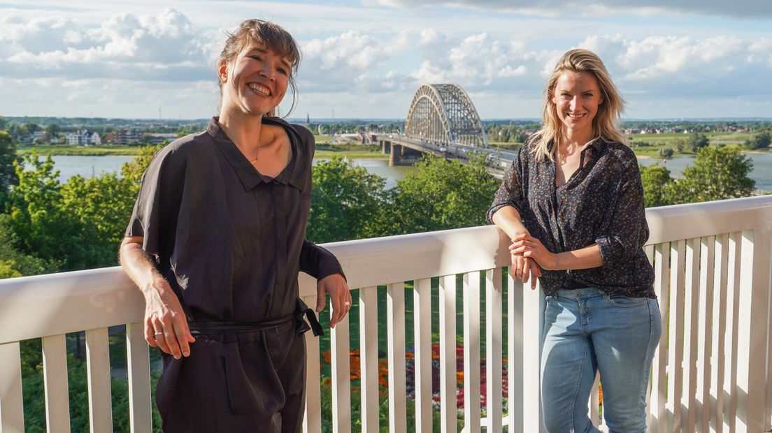 Zangeres Marike Jager met presentatrice Esther Stegeman