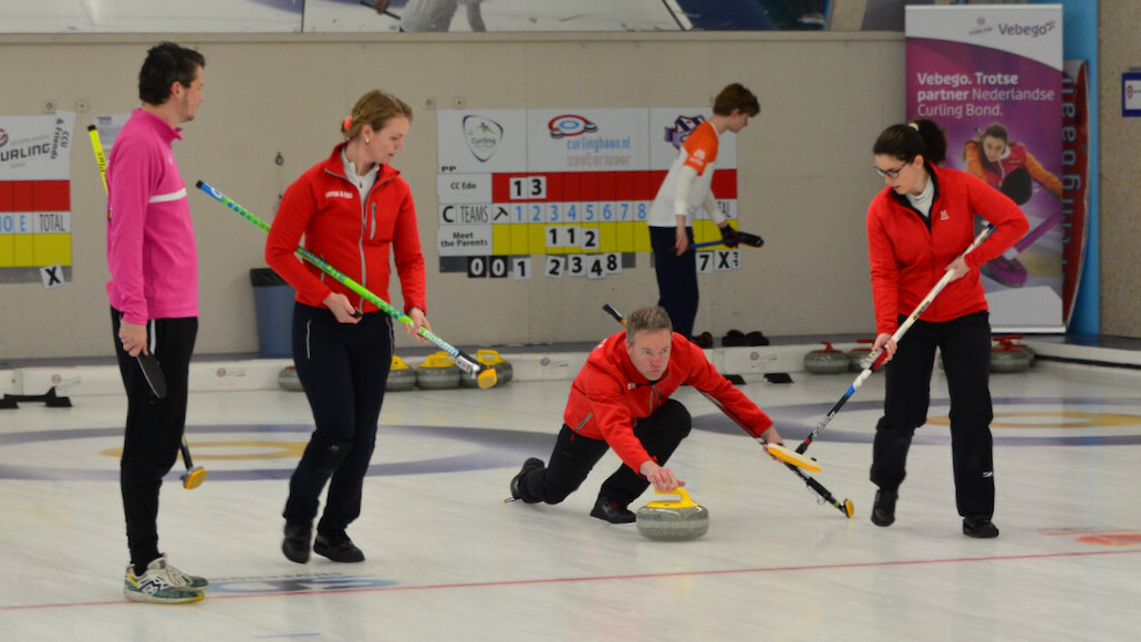Richard Boezerooij (midden) yn aksje op it NK Curling