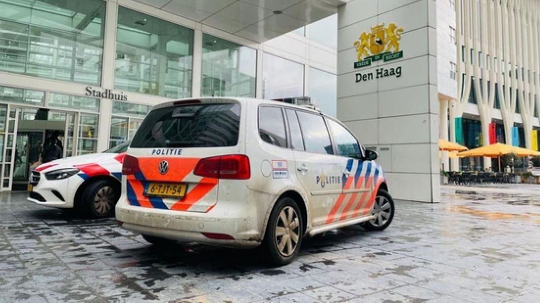 Politieagenten beveiligen het stadhuis