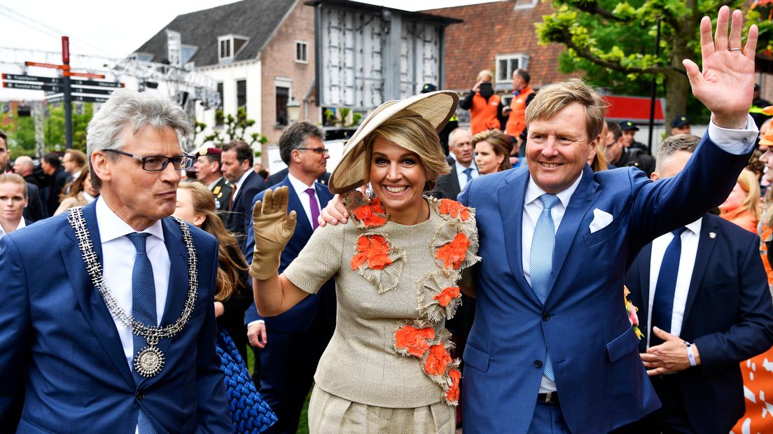 Koning Willem-Alexander wordt enthousiast onthaald in de Amersfoortse binnenstad.