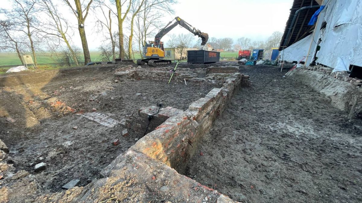 Fundering middeleeuwse kloosterboerderij blootgelegd in Middelstum