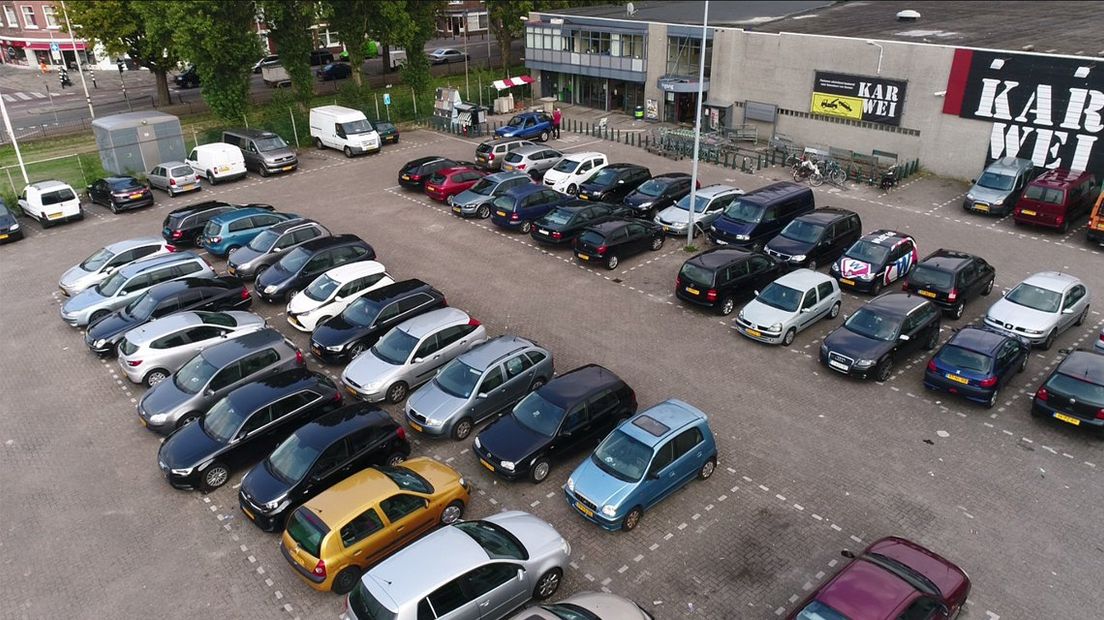 Op de parkeerplaats zijn dinsdagavond maar enkele plekken leeg. 