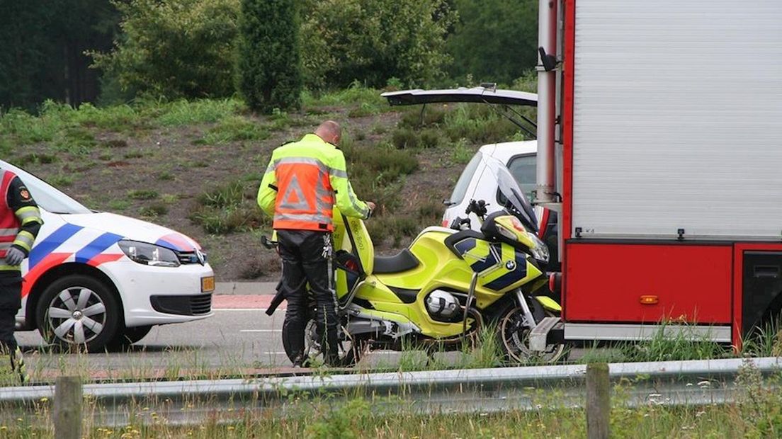 Vrachtwagen gekanteld op rotonde bij Witte Paal