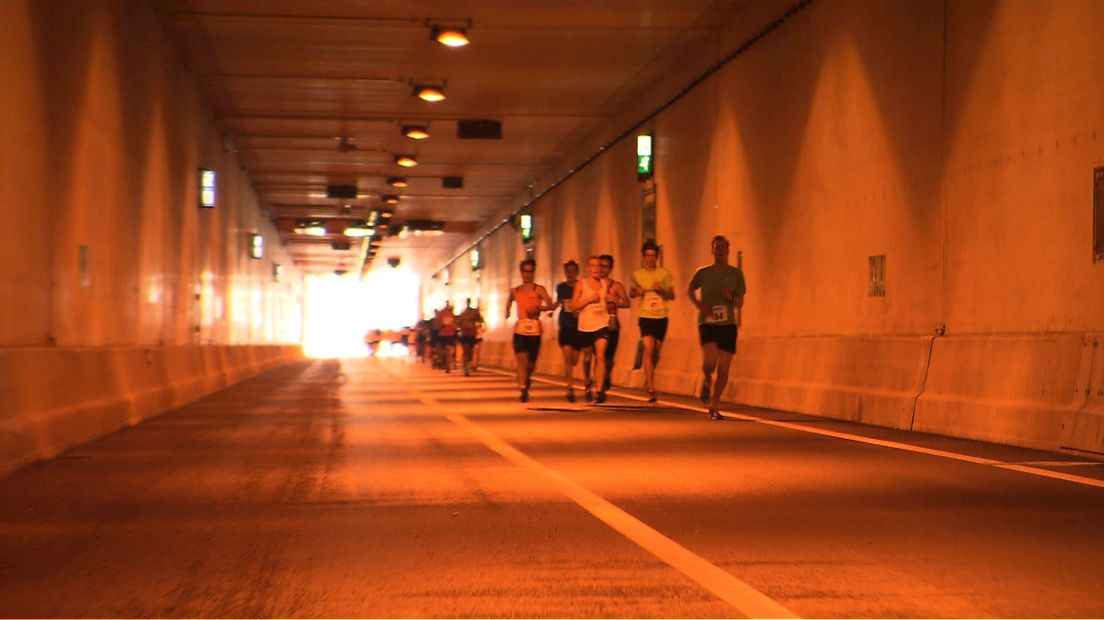 650 deelnemers bij tunnelloop Nijverdal