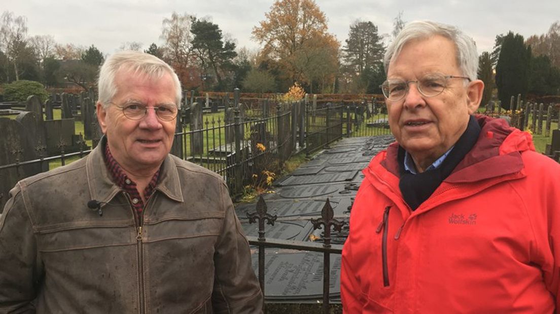 Goff Miedema en Hans Fidder onderzochten de graven in Zuidlaren.