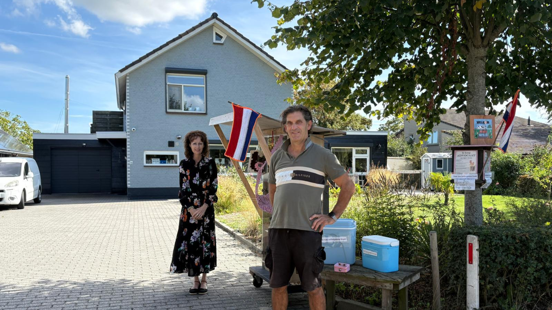 Piet en Astrid uit Oostdijk stellen oprit open voor campers.
