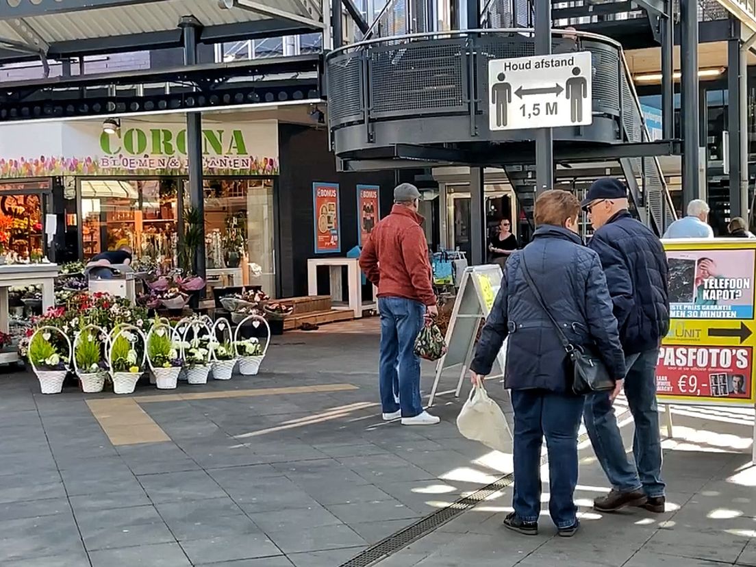 Ook in Hof van Spaland in Schiedam is 'corona'. Nota bene naast de AH die meedoet aan de actie.