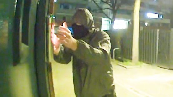 Voor de vierde keer explosie bij woning: deurbelcamera legt dader vast Home