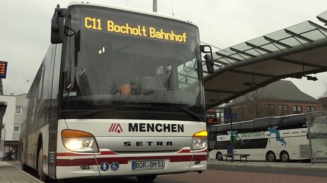 Na een vijf maanden durende proef gaat de bus van Aalten naar de Duitse grensstad Bocholt aan het einde van dit jaar weer dagelijks rijden. De provincie Gelderland betaalt mee aan de internationale busverbinding.