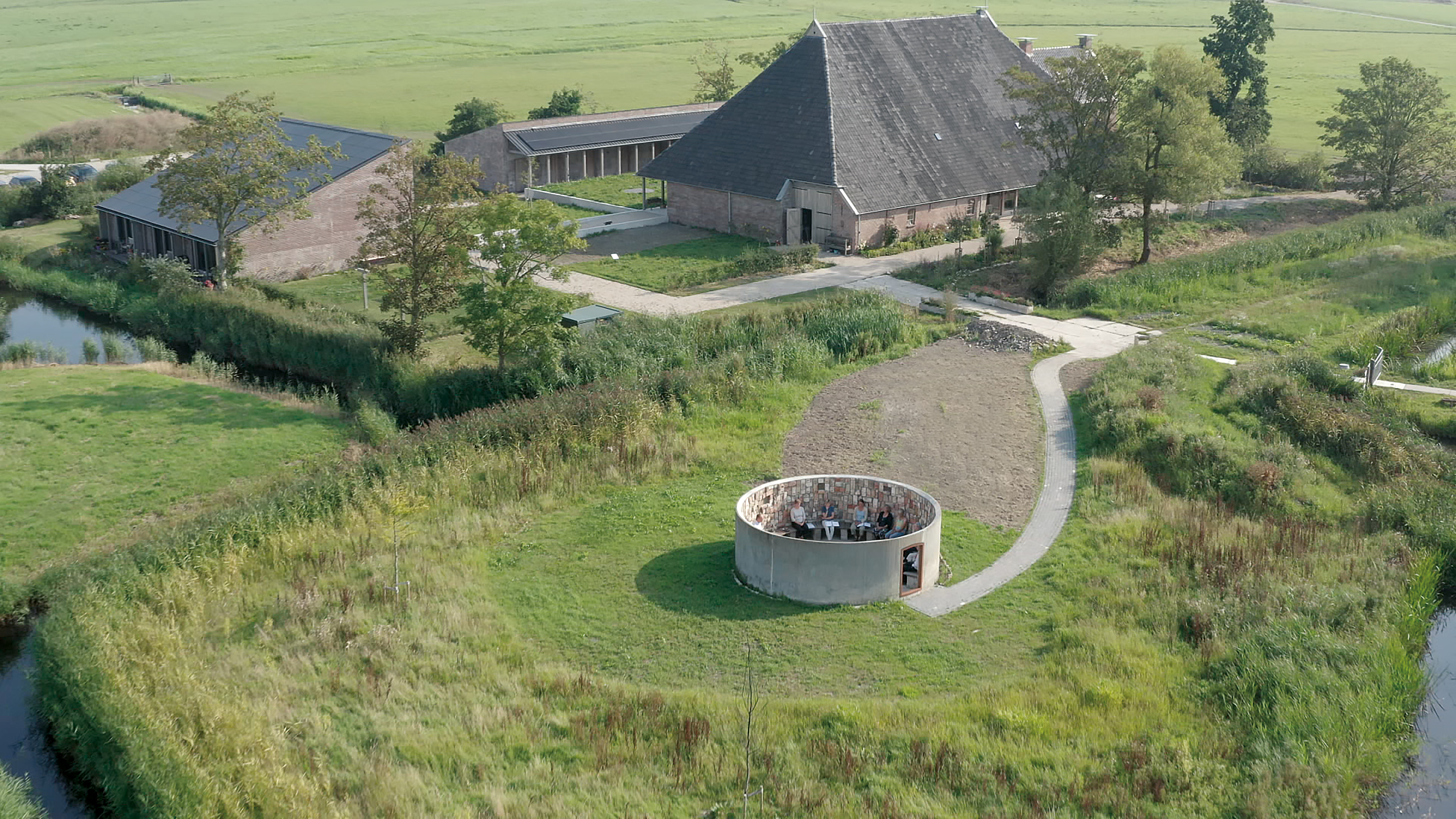 Kleaster Westerhûs út de loft wei, mei op de foargrûn de kapel fan de âlde Friezen