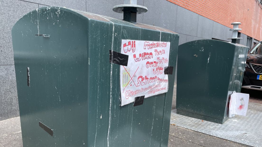 Leerlingen van basisschool Onze Wereld zijn afval op straat zat