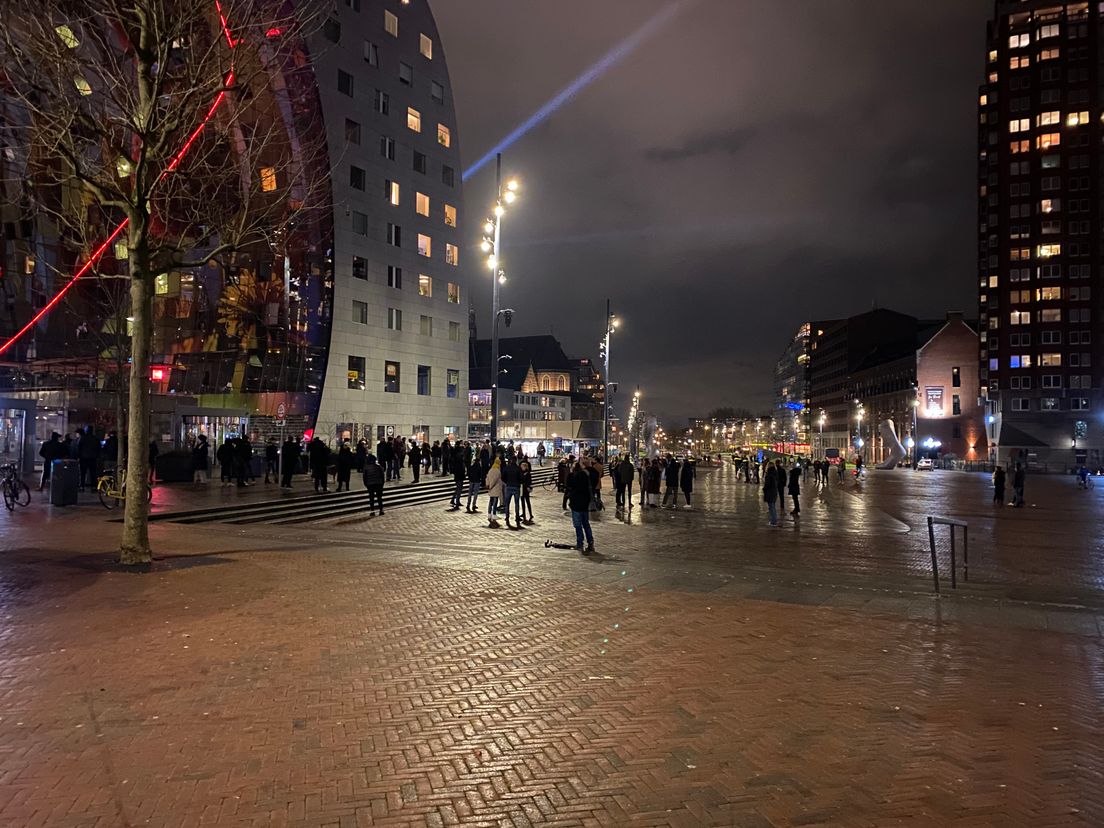 Protest bij de Markthal in Rotterdam tegen de avondklok
