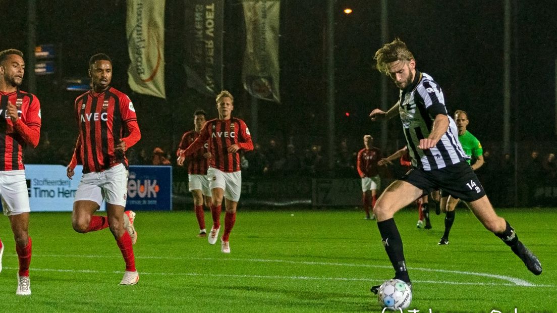 SJC-middenvelder Van Trigt legt aan voor de 1-0