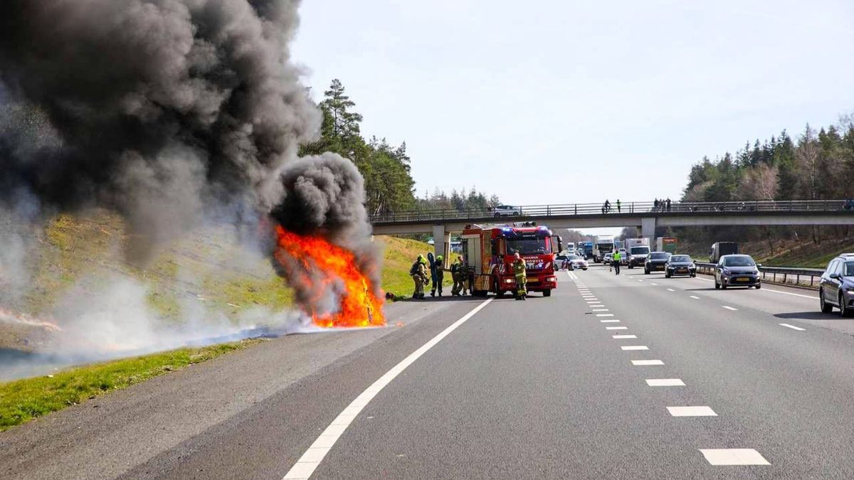 Rijdende auto vliegt in brand op A1 bij Ugchelen