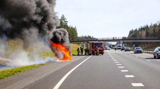 Rijdende auto vliegt in brand op A1