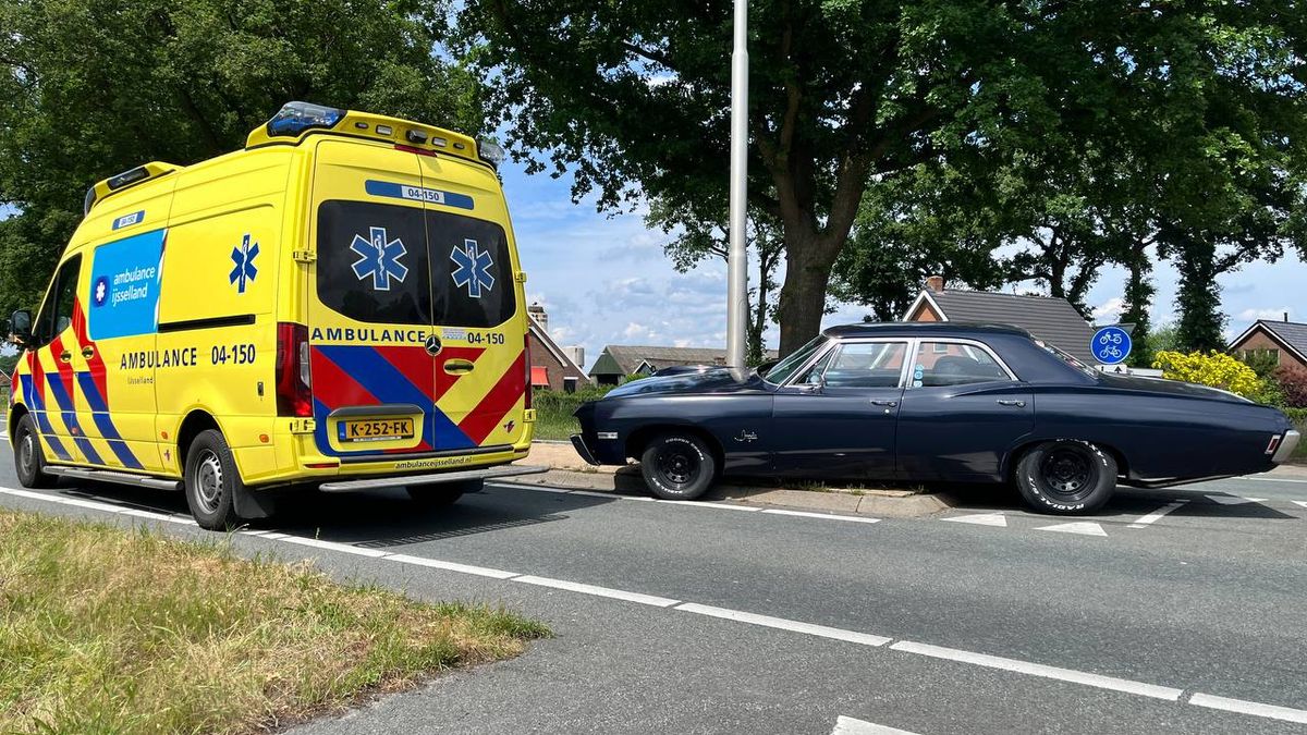 Oldtimer strandt op middengeleider bij Heemserveen