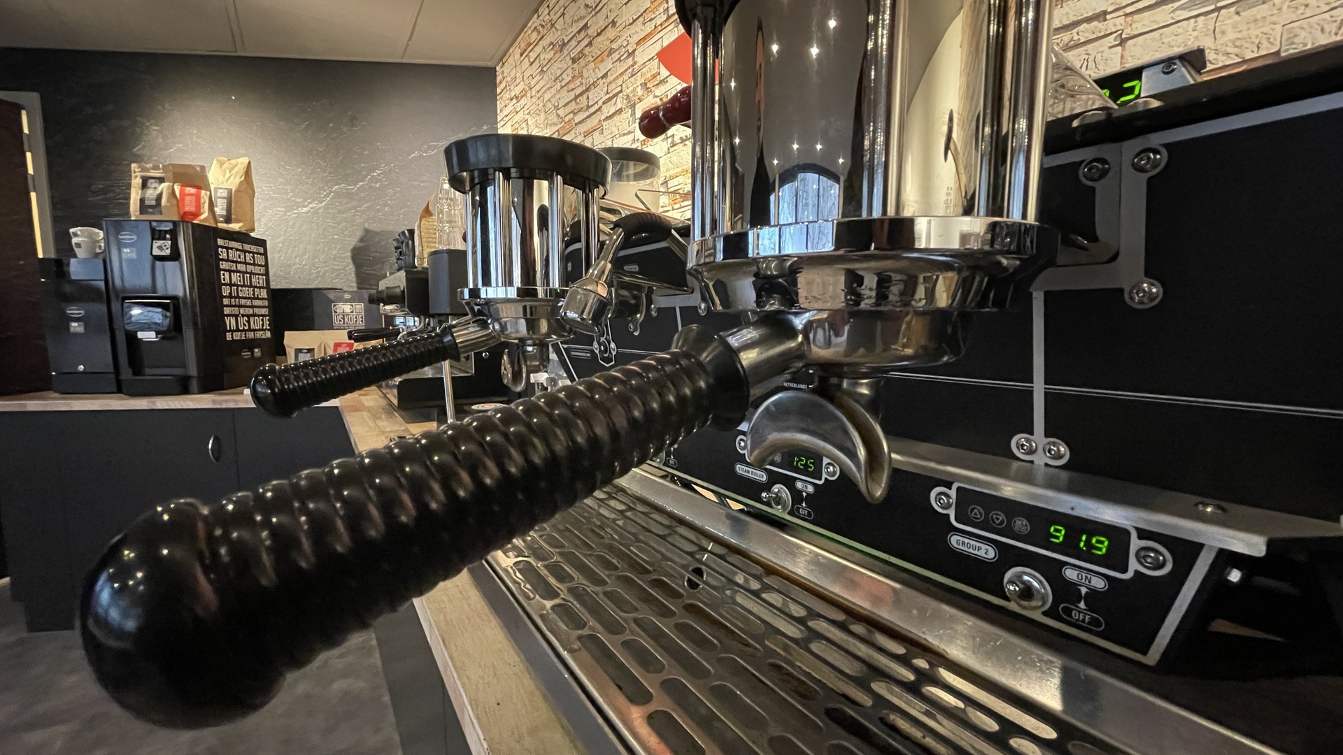 Een apparaat om koffie te malen