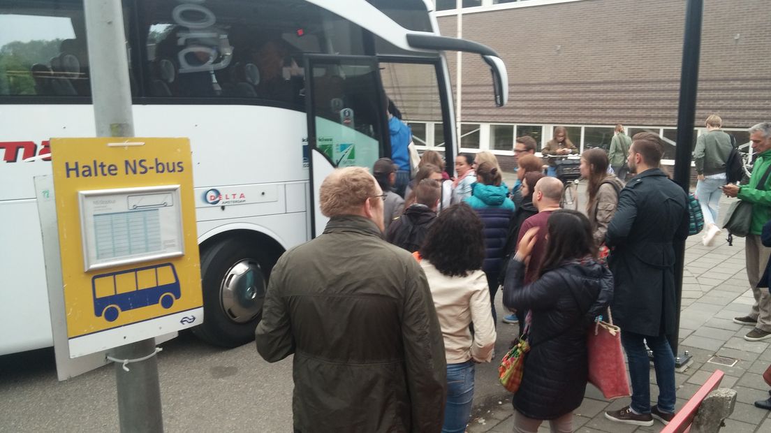 Hoewel spoorbeheerder ProRail zondag al waarschuwde dat de werkzaamheden bij Utrecht Centraal zouden uitlopen, bleken veel reizigers maandagochtend toch niet op de hoogte te zijn. 'Ik heb drie bussen zien komen, maar die gingen allemaal naar Utrecht', klaagde iemand op station Culemborg.