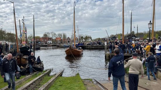 130 jaar oude houten boot vaart eindelijk weer na restauratie