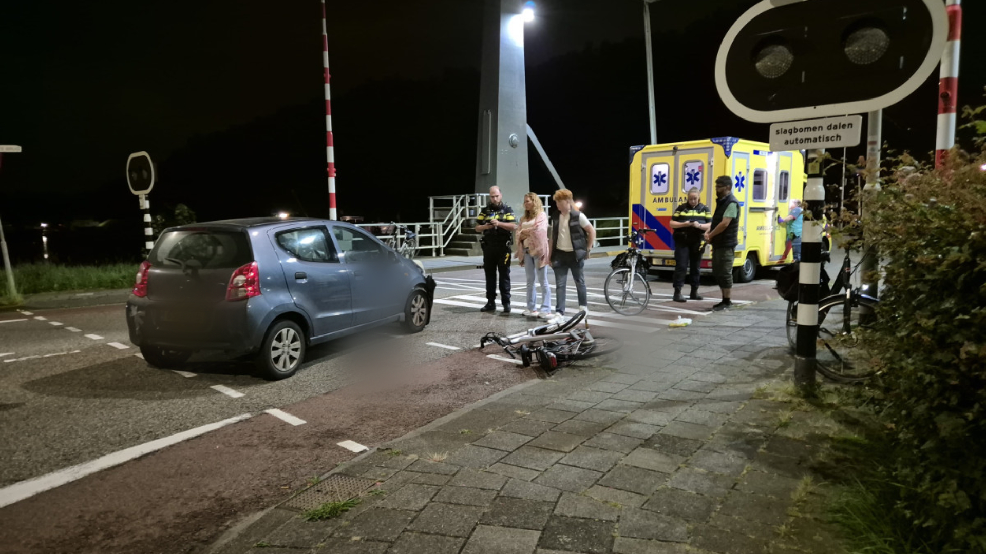 Fietser gewond na aanrijding door auto.
