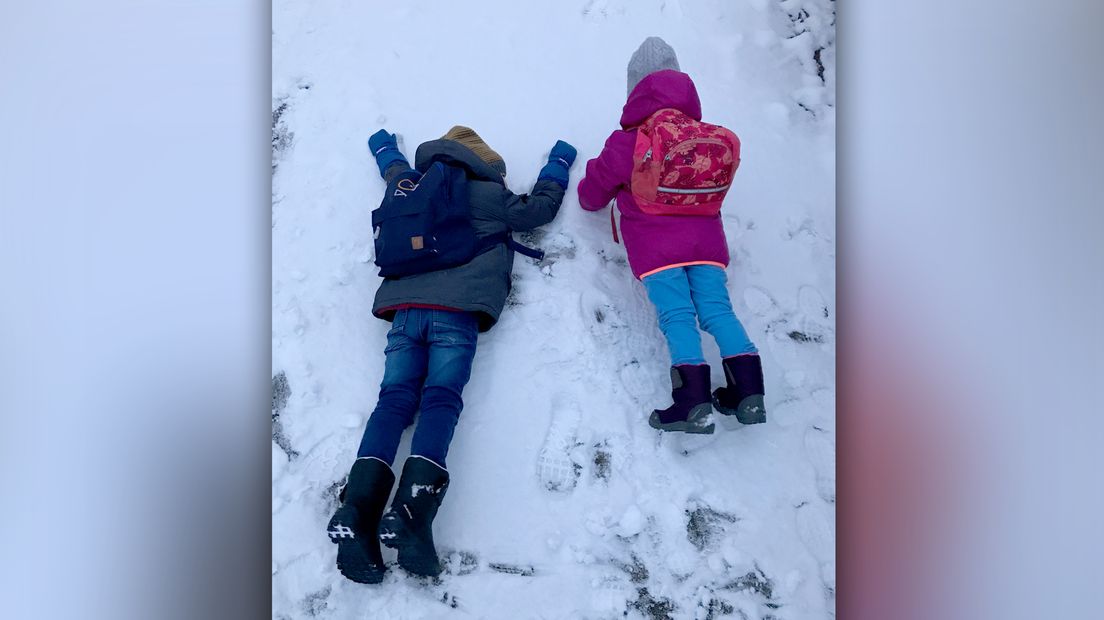 Kinderen in de sneeuw in Bunnik.