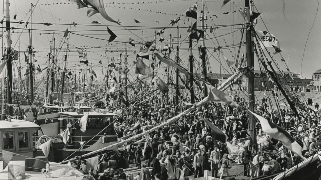 Versierde vissersschepen in de Tweede Haven (ca. 1950)