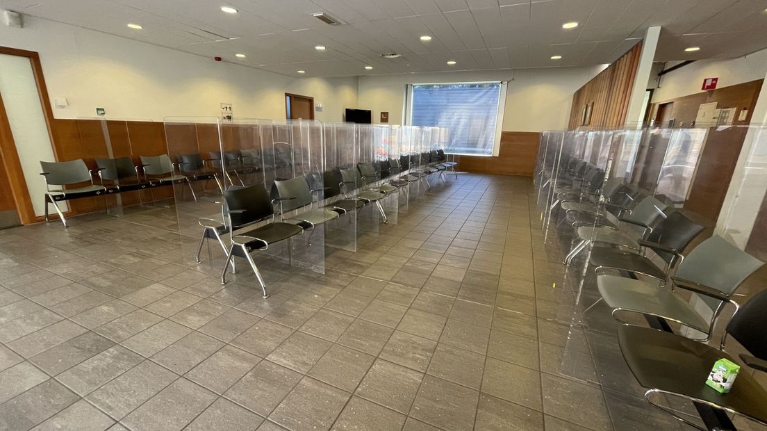 Een van de wachtruimtes van het aanmeldcentrum (archief)