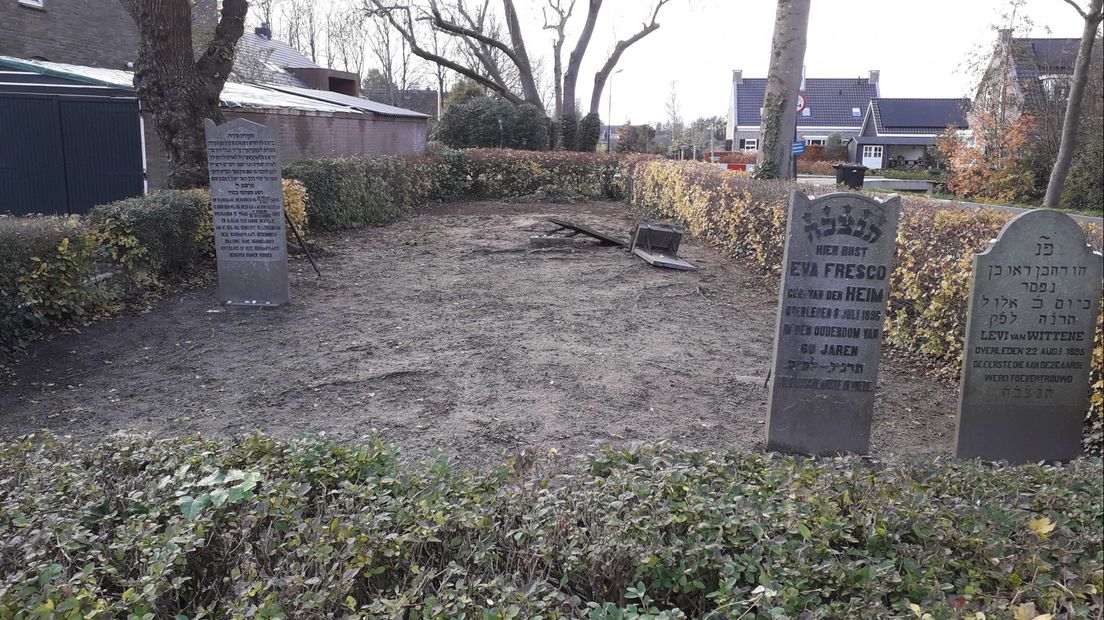 De historische Joodse begraafplaats met de vernielde stenen op de achtergrond