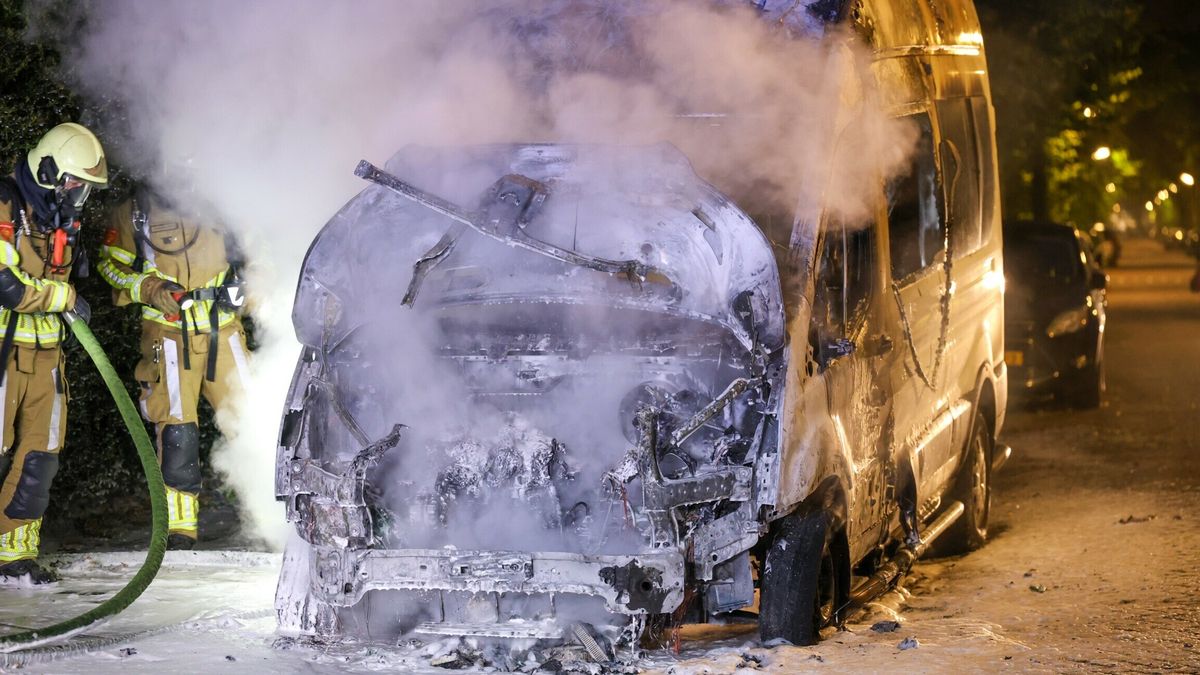 Alweer autobrand in Huizum-West | KNRM Vlieland trots na snelle actie