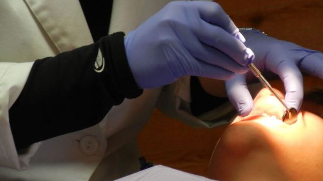 Tegen een tandarts uit Apeldoorn is dinsdag een halfjaar cel geëist voor ontucht. De man van 32 zou met zijn broer van 31, die orthodontist is, patiëntes in hun tandarts- en orthodontiepraktijk in Deventer en het Achterhoekse Halle ongewenst hebben betast.