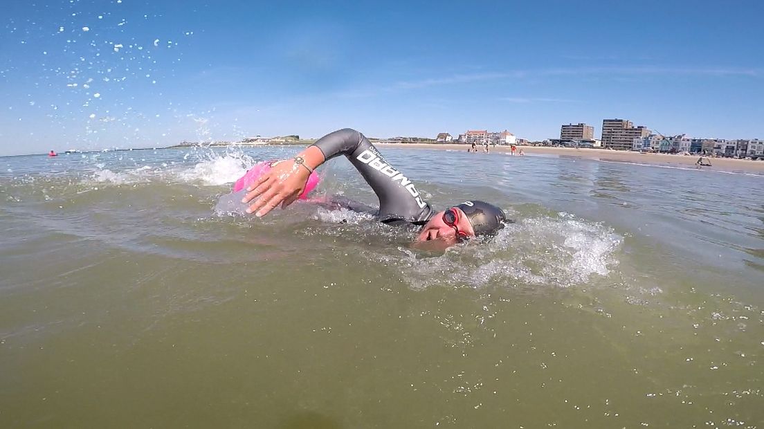 Zeezwemster Jo Anne van Vuuren in actie