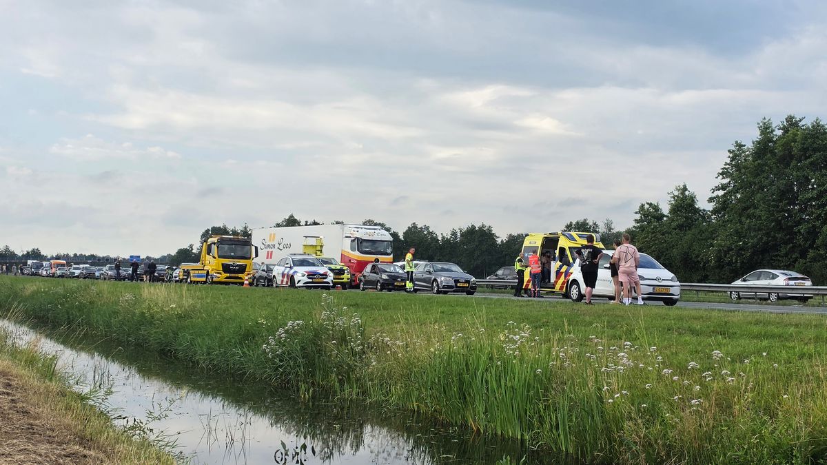 112 Nieuws: A28 tussen Zwolle en Staphorst is afgesloten door aanrijding