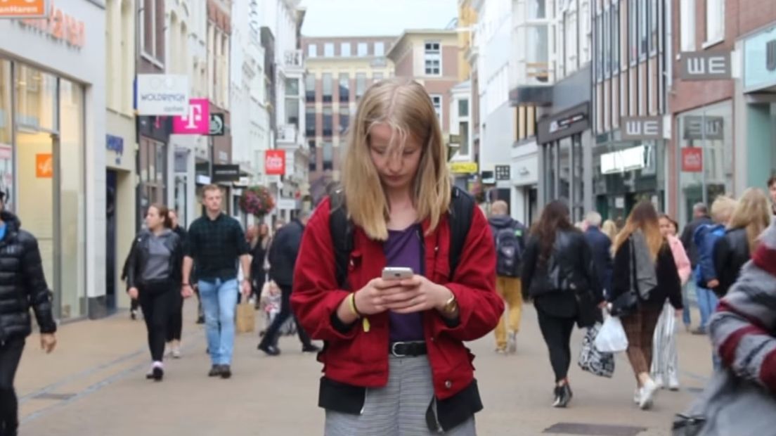 Iris in 't Hof deed haar smartphone een maand in de ban