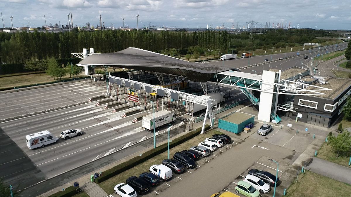 Vrachtwagen met pech in Westerscheldetunnel, buis richting Borssele na spits uur afgesloten