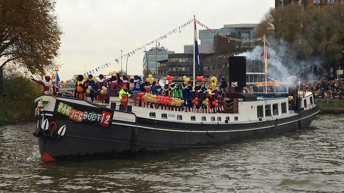 Sinterklaas komt aan met de boot in Zwolle