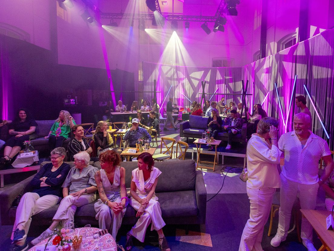 Tien artiesten kruisen de degens, volg hier live het Songfestival Drenthe