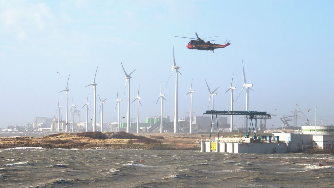 Helikopter van de Kustwacht zoekt naar vermiste drenkeling gezonken binnevaartschip Westerschelde