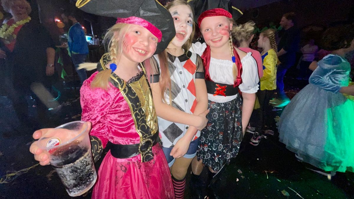 Kindercarnaval barst los in Stiekelstad: 'Gewoon lekker feesten!'