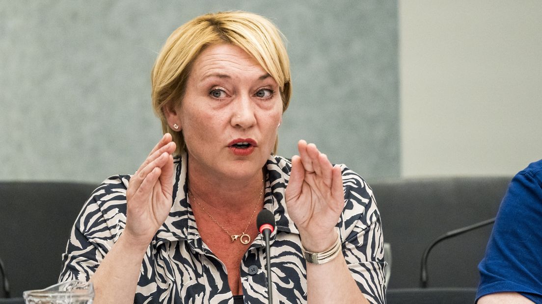 Herma Hemmen geeft in de Tweede Kamer uitleg over de opvang van asielzoekers in Ter Apel