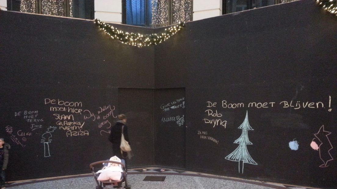 Actie voor de kerstboom in de Haagse Passage